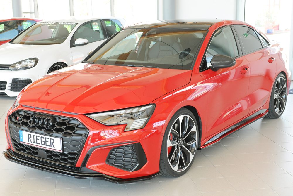 Audi S3 con splitter, taloneras y difusor Rieger