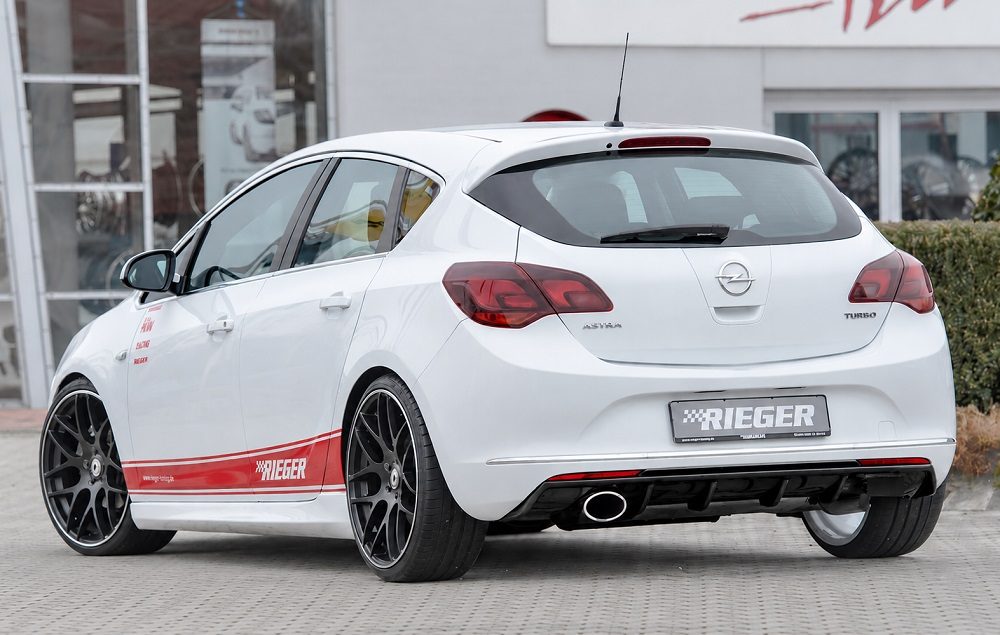Difusor trasero Rieger para Opel Astra J (después del facelift) – para salida de escape deportiva izquierda