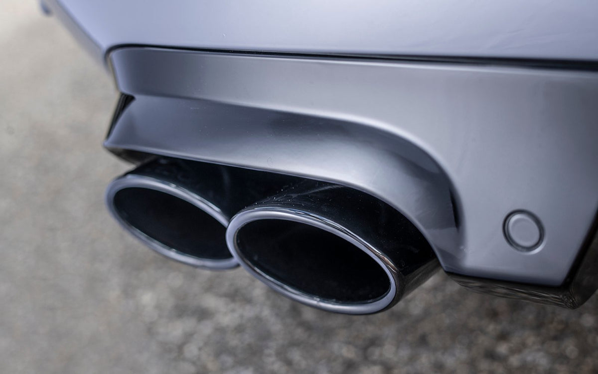 Escape con válvulas JE DESIGN Cupra Formentor KM 228 kW, salidas de 106 x 71 mm inox negro con logo