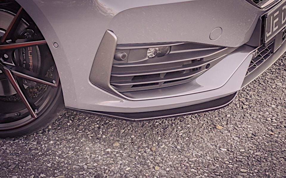 Spoiler delantero JE DESIGN de 2 piezas negro brillo Cupra Leon KL y ST (no restyling 2025)