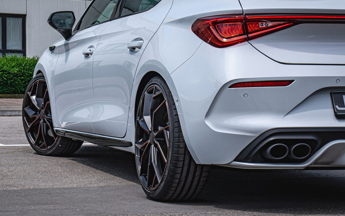 Taloneras JE DESIGN negro brillo Cupra Leon KL y ST (incluido restyling 2025)