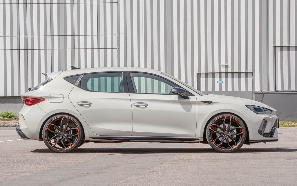 Taloneras JE DESIGN negro brillo Cupra Leon KL y ST (incluido restyling 2025)