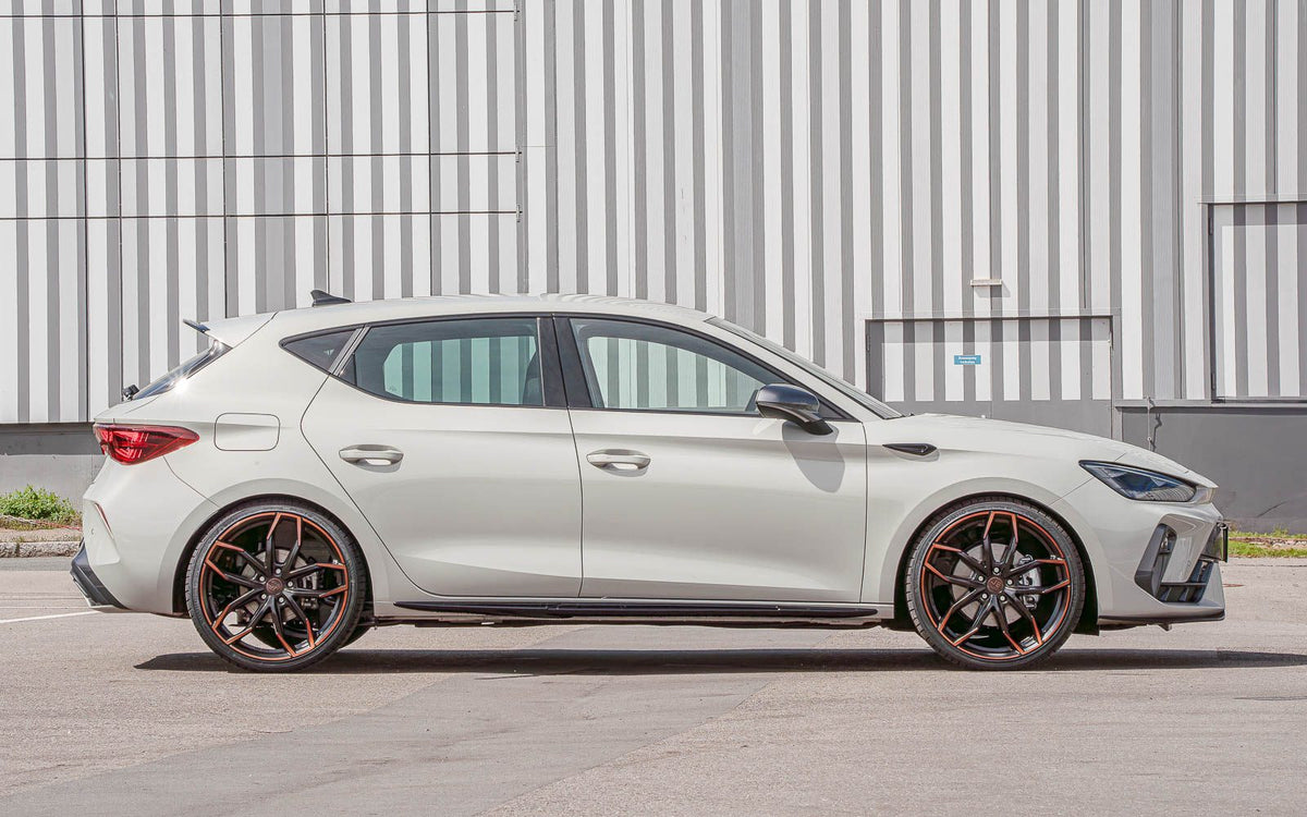 Taloneras JE DESIGN negro brillo Cupra Leon KL y ST (incluido restyling 2025)