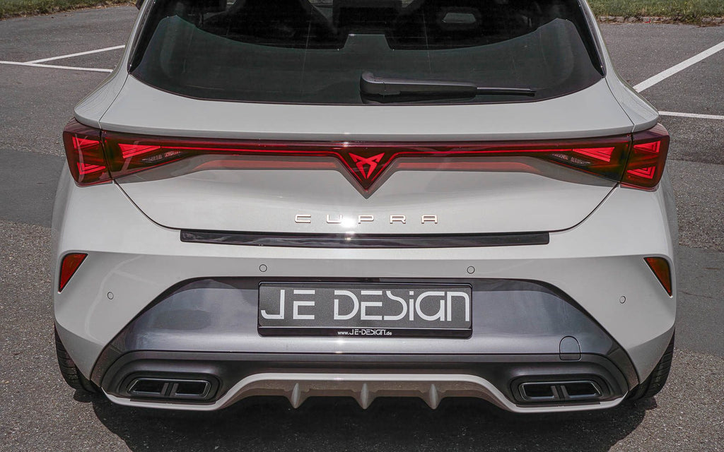 Protector del borde de carga JE DESIGN negro brillo Seat / Cupra Leon KL (adhesivo)
