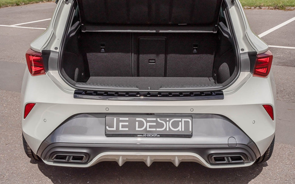 Protector del borde de carga JE DESIGN negro brillo Seat / Cupra Leon KL (adhesivo)