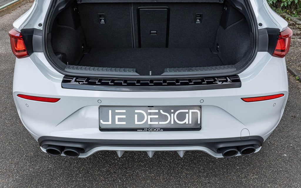 Protector del borde de carga JE DESIGN negro brillo Seat / Cupra Leon KL (adhesivo)