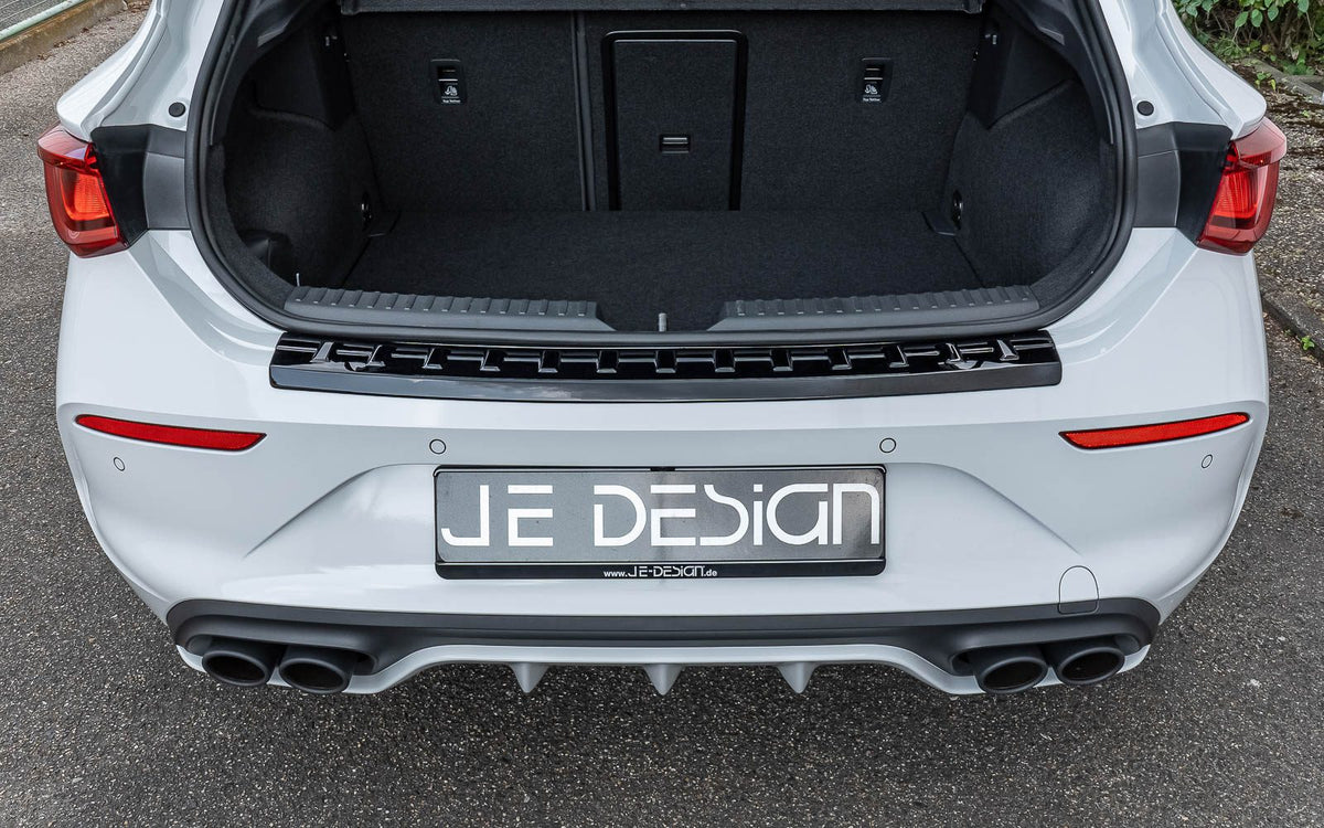 Protector del borde de carga JE DESIGN negro brillo Seat / Cupra Leon KL (adhesivo)
