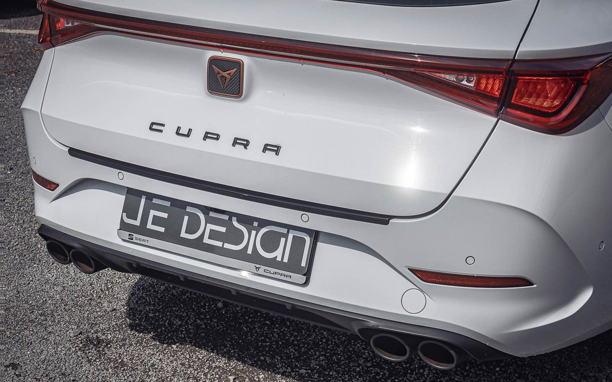 Protector del borde de carga JE DESIGN negro brillo Seat / Cupra Leon KL ST (adhesivo)