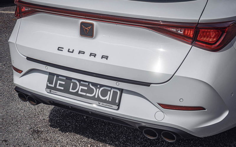 Protector del borde de carga JE DESIGN negro brillo Seat / Cupra Leon KL ST (adhesivo)