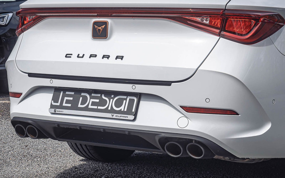 Protector del borde de carga JE DESIGN negro brillo Seat / Cupra Leon KL ST (adhesivo)