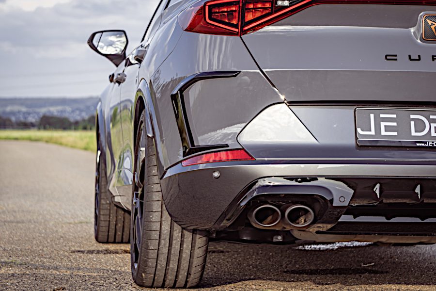 Marcos de salida de aire del paragolpes trasero JE DESIGN de 2 piezas negro brillo Cupra Formentor KM (no restyling 2025)
