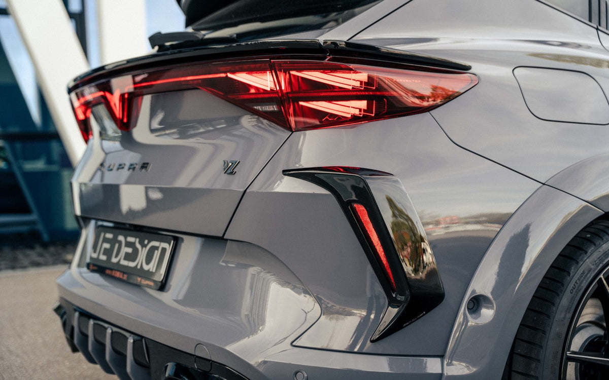 Marcos de salida de aire del paragolpes trasero JE DESIGN de 2 piezas negro brillo Cupra Formentor KM restyling 2025